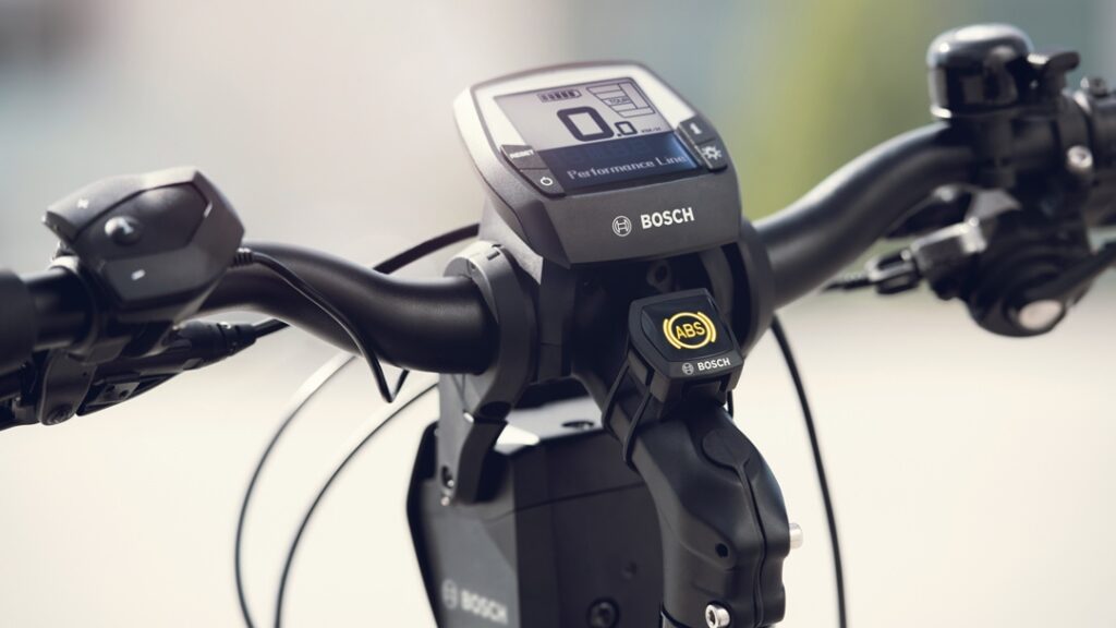 Bosch eBike-Display mit integriertem ABS-System am Lenker, Nahaufnahme.