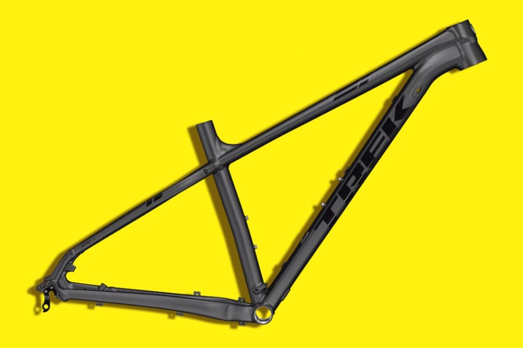 Schwarzer Hardtail-Rahmen vor gelbem Hintergrund,