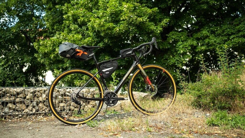 Fahrradtaschen und Körbe für den Gepäcktransport auf dem Rad
