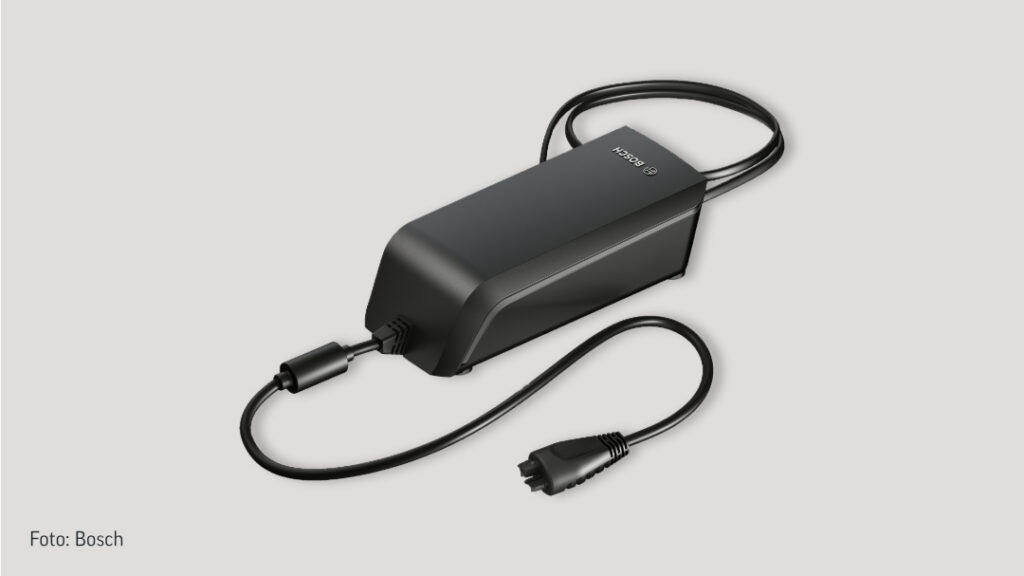 Bosch eBike Ladegerät mit Kabel, modernes Design, effiziente Energieversorgung für Elektrofahrräder.