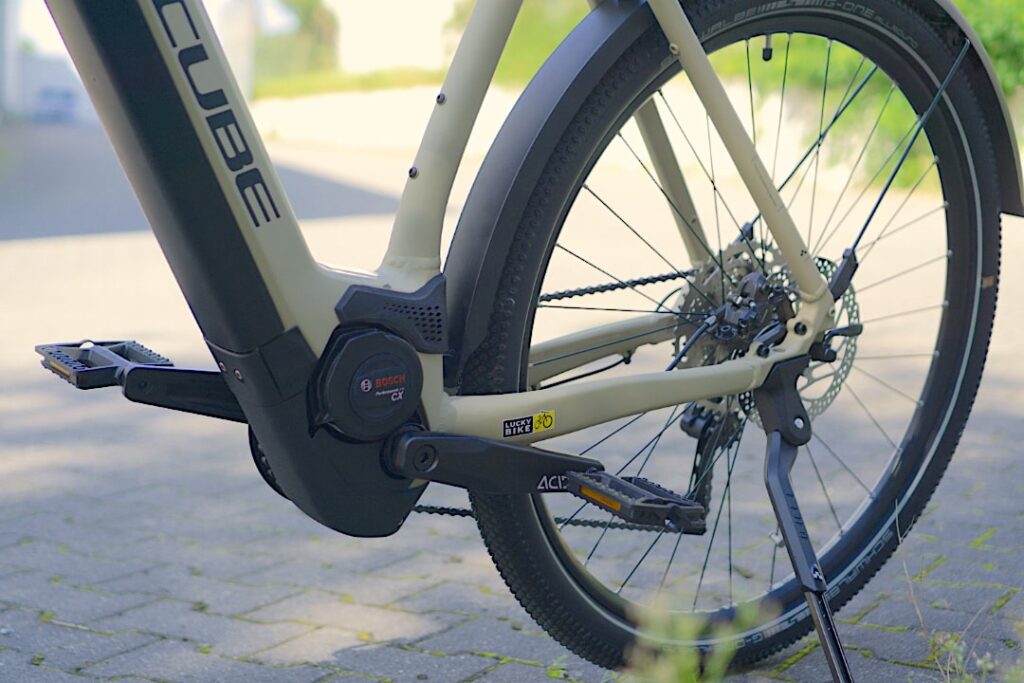Cube Nuride Hybrid Pro 625 2022 mit Bosch Performance CX Gen4 Motor, Nahaufnahme des Rahmens und Hinterrads.