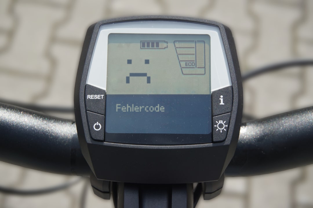 E-Bike-Display zeigt Fehlercode und leeren Akku, symbolisiert technische Probleme.