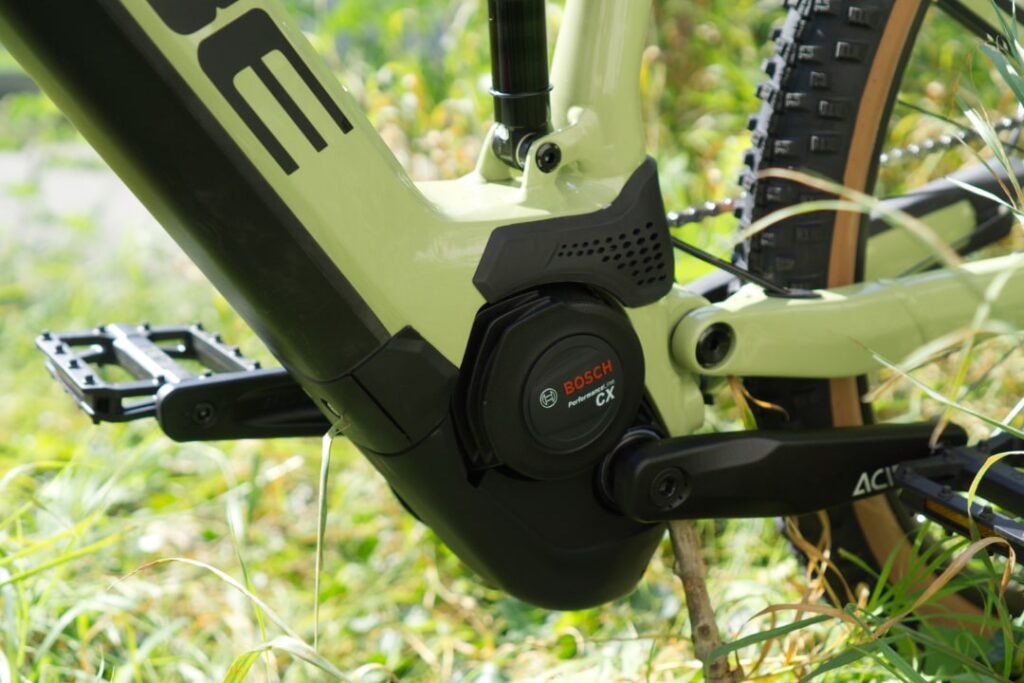 Bosch Performance CX Motor am Cube Stereo Hybrid 120 Race 625 E-Bike, Detailansicht im Grünen.