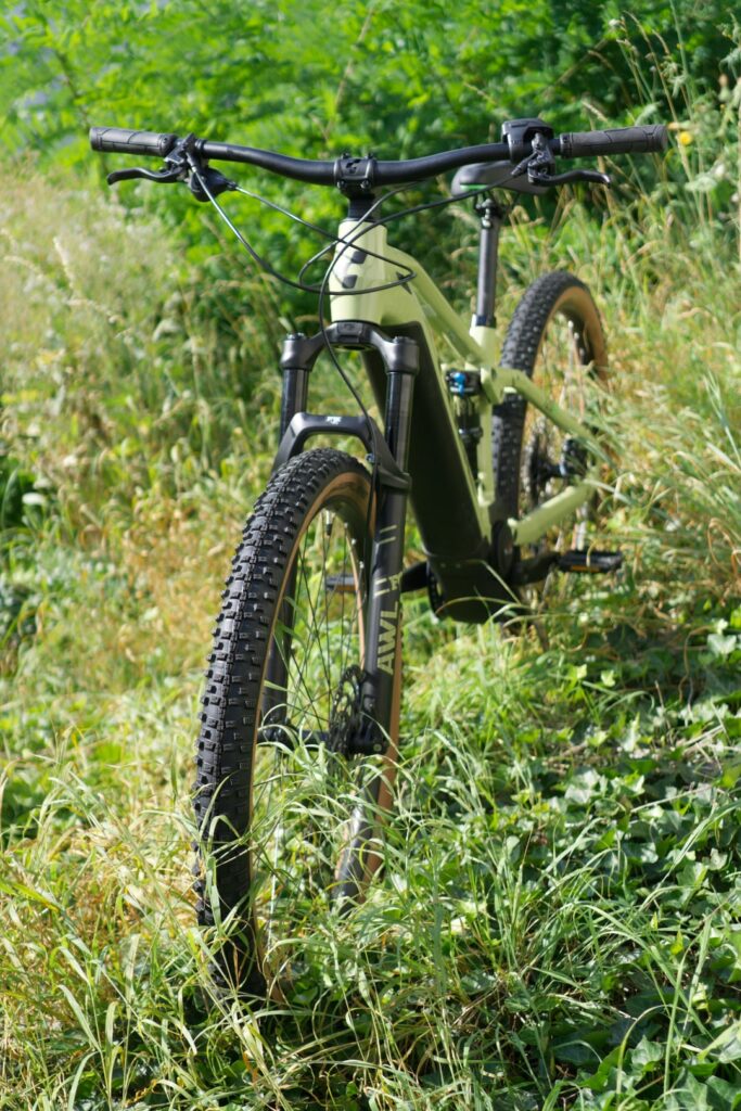 Cube Stereo Hybrid 120 Race 625 2022 auf Waldweg, zeigt robuste Bauweise und Geländetauglichkeit.