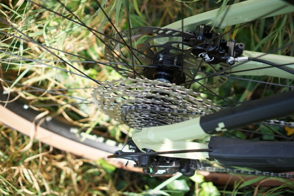 Detailansicht der Magura MT Thirty 203 Bremse am Cube Stereo Hybrid 120 Race 625, umgeben von Gras.