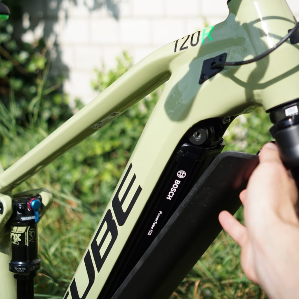 Cube Stereo Hybrid 120 Race 625 mit Bosch Powertube 625, Nahaufnahme des Akkuschachts im Rahmen.