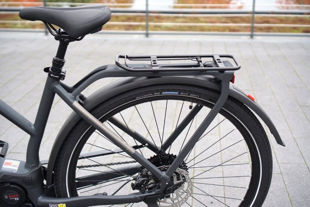 Integrierter Gepäckträger des Cube Kathmandu Hybrid ONE 625 2022, Detailansicht des Hinterrads und Rahmens.