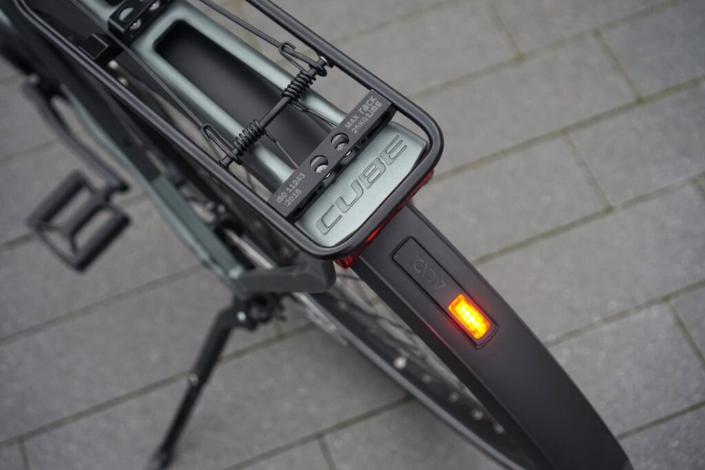 Cube Kathmandu Hybrid 625 Rücklicht und Gepäckträger, Detailansicht auf grauem Boden.