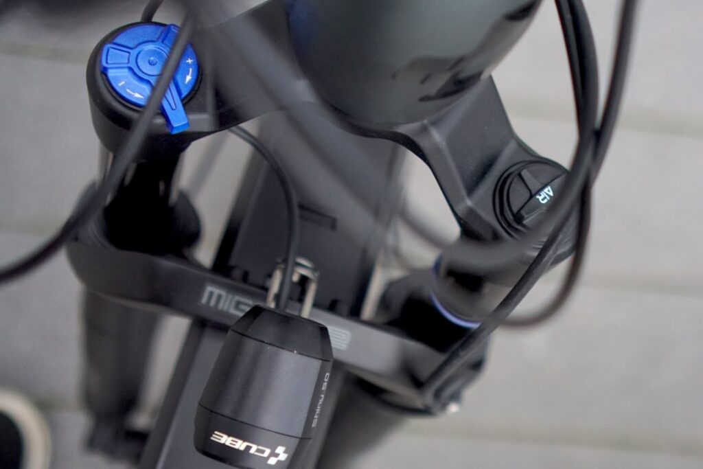 Cube Kathmandu Hybrid 625 Gabel und Lenker, Detailansicht der X-Fusion MIG 29 Federgabel.