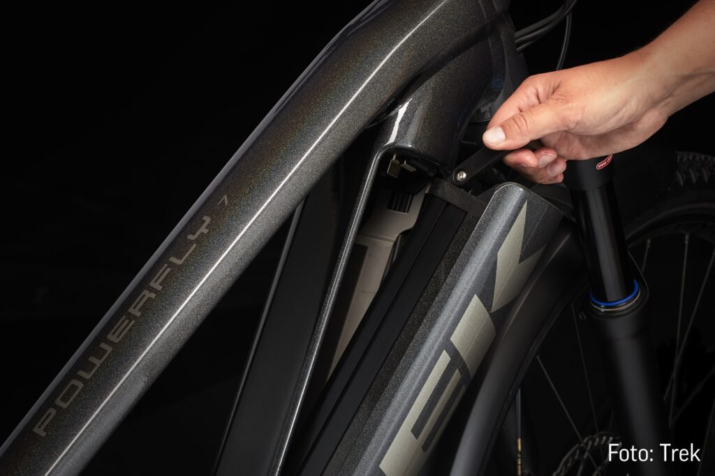 Trek Powerfly 7 Akkuentnahme, Nahaufnahme des integrierten RIB-Systems am E-Bike-Rahmen.