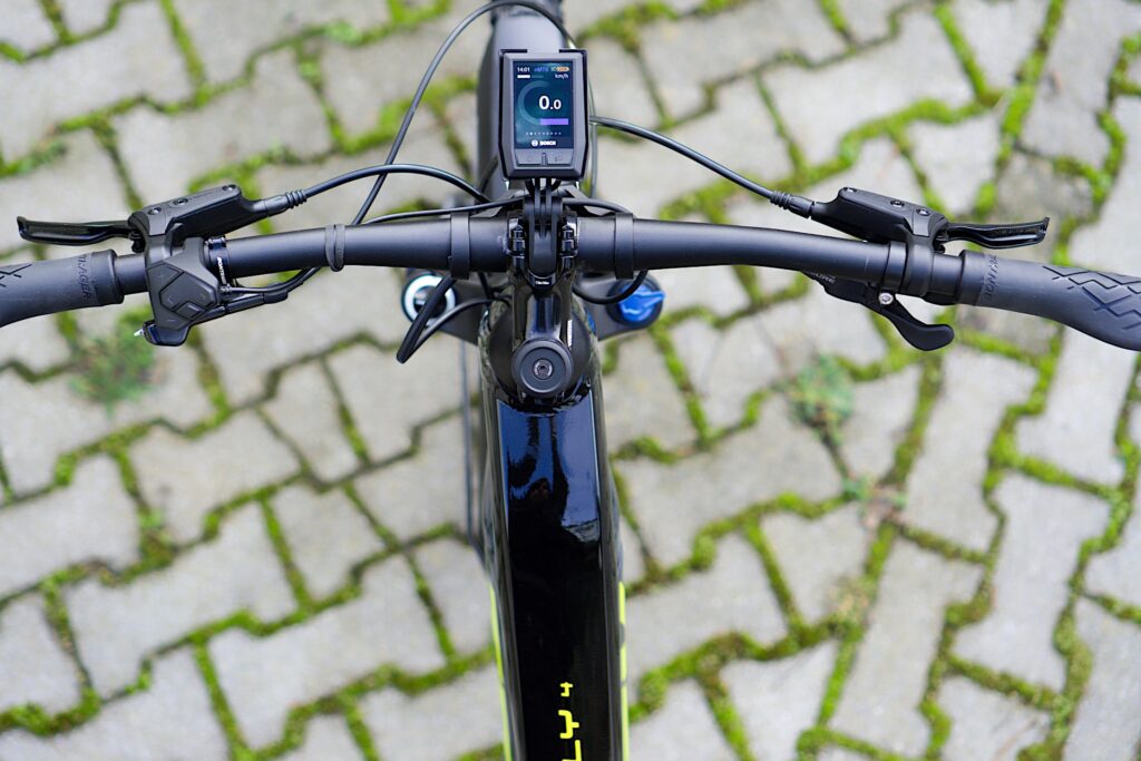 Trek Powerfly FS 4 Cockpit mit Display und Bedienelementen auf gepflastertem Untergrund.
