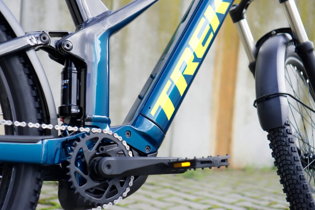 Trek Powerfly FS 4 2022 Nahaufnahme zeigt Dämpfer und Antrieb, ideal für E-Mountainbike-Enthusiasten.