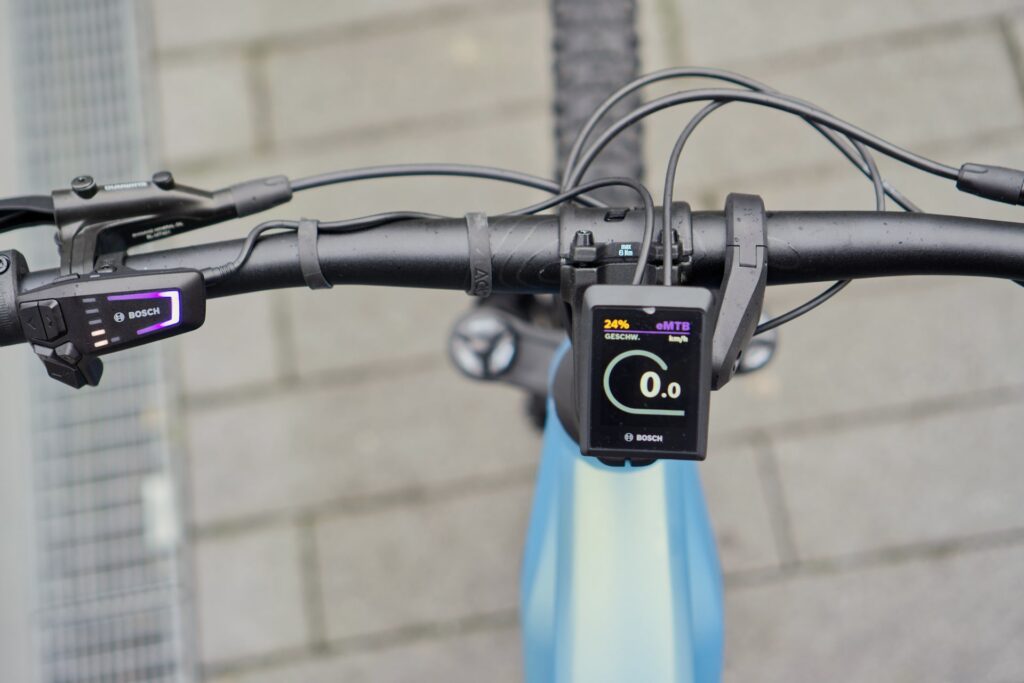 Cube Reaction Hybrid SL 750 2022 Cockpit mit Bosch Kiox 300 Display und Smart System, Nahaufnahme des Lenkers.