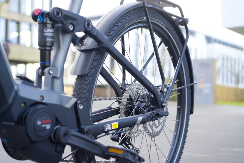 Hinterbau des Bergamont E-Horizon FS Expert 2022 mit Dämpfer und Scheibenbremse in Nahaufnahme.