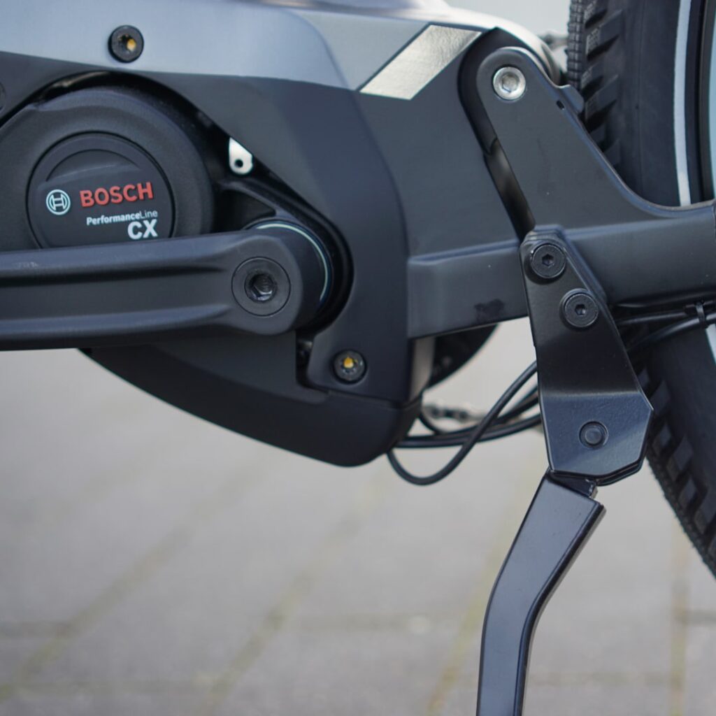 Bosch Performance Line CX-Motor und Seitenständer des Bergamont E-Horizon FS Expert 2022 E-Bikes.