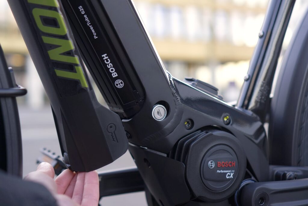 Bosch Powertube 625 Akku im Bergamont E-Horizon Sport 2022, Nahaufnahme der Akkuklappe und Motor.