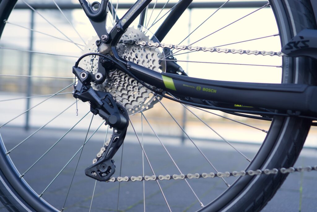 Bergamont E-Horizon Sport 2022 Antrieb mit Shimano-Schaltung und Bosch-Motor, Nahaufnahme des Hinterrads.