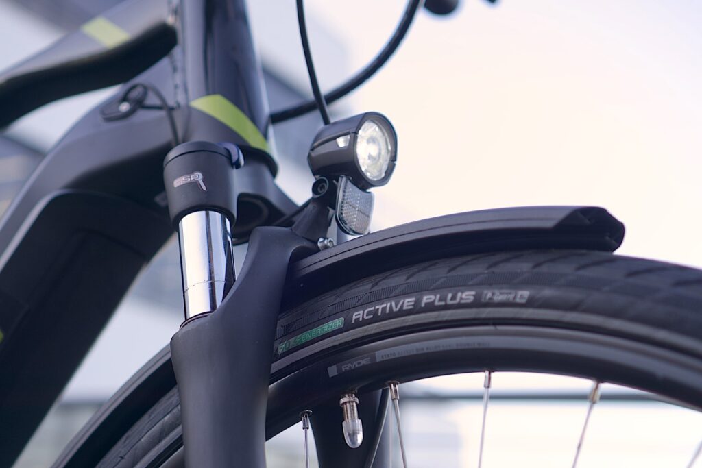 Nahaufnahme des Vorderreifens und der Gabel des Bergamont E-Horizon Sport 2022 E-Bikes.