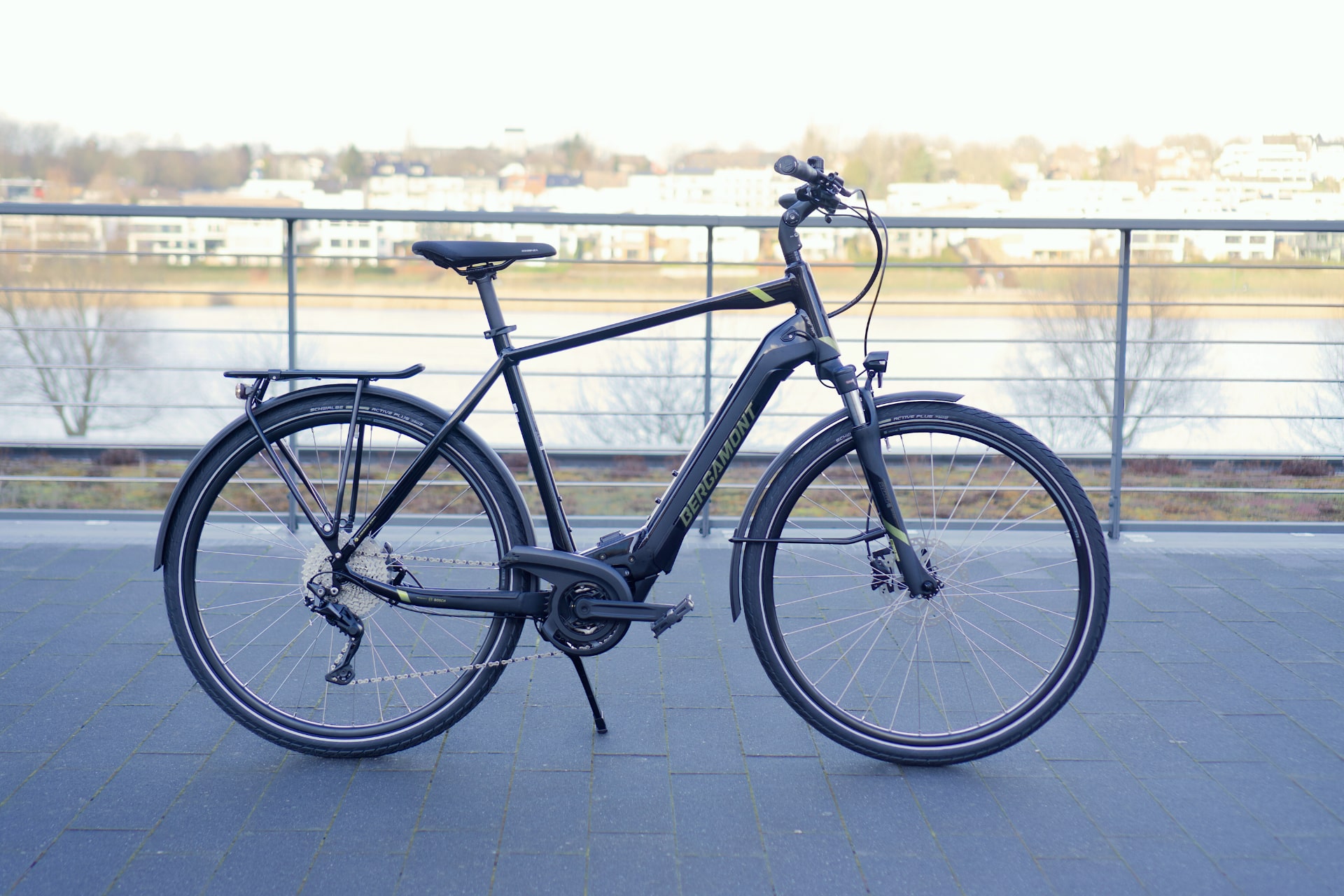 Bergamont E-Horizon Sport 2022 E-Bike vor urbaner Kulisse, ideal für Stadt- und Tourenfahrten.