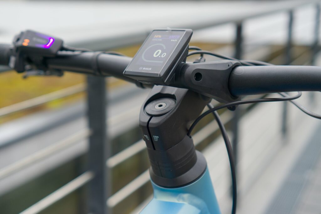 Cube Reaction Hybrid SL 750 2022 Lenker mit Bosch Kiox 300 Display und Acros Steuersatz, Nahaufnahme.