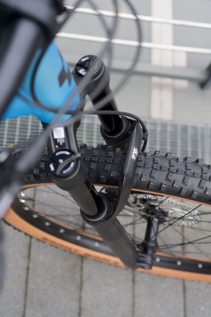 Fox Float 34 AWL Gabel und Reifen des Cube Reaction Hybrid SL 750 2022, Nahaufnahme von oben.