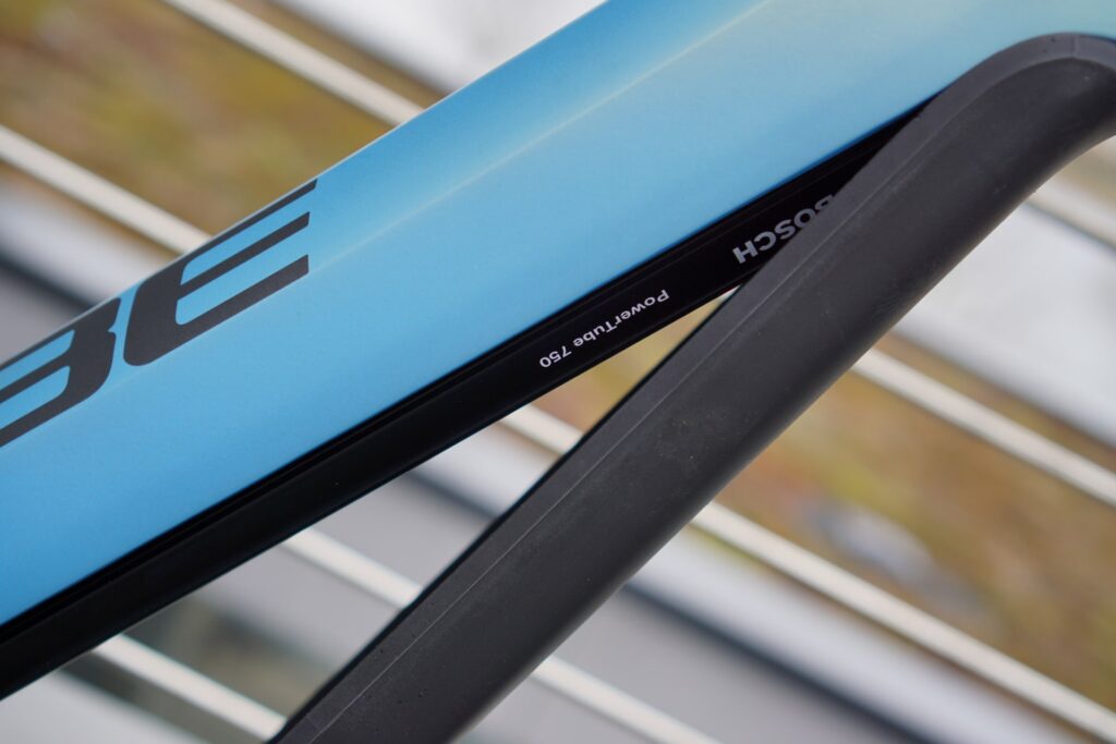 Cube Reaction Hybrid SL 750 Rahmen mit integriertem Powertube 750 Akku, Detailansicht der eleganten Linienführung.