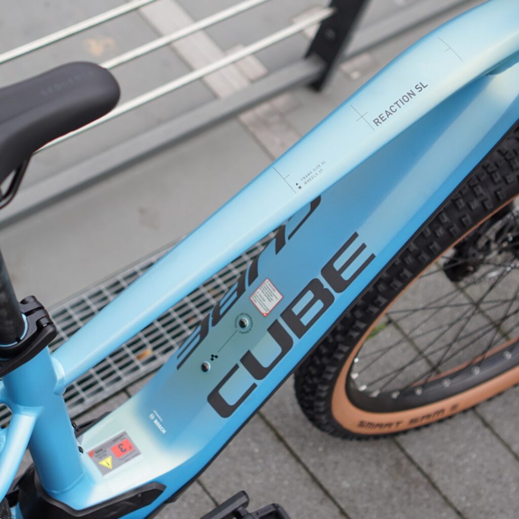 Blauer Cube Reaction Hybrid SL 750 Rahmen, Nahaufnahme, zeigt Details und Design des E-Mountainbikes.