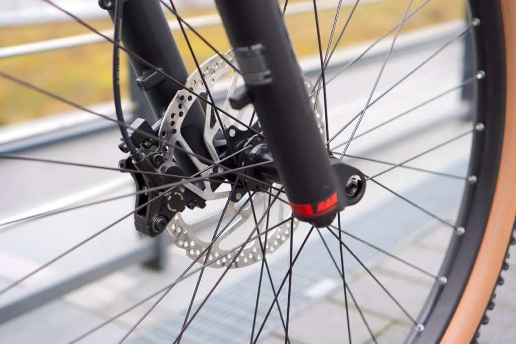 Shimano BR-MT420 Bremse am Cube Reaction Hybrid SL 750 2022, Nahaufnahme der Scheibenbremse und Speichen.