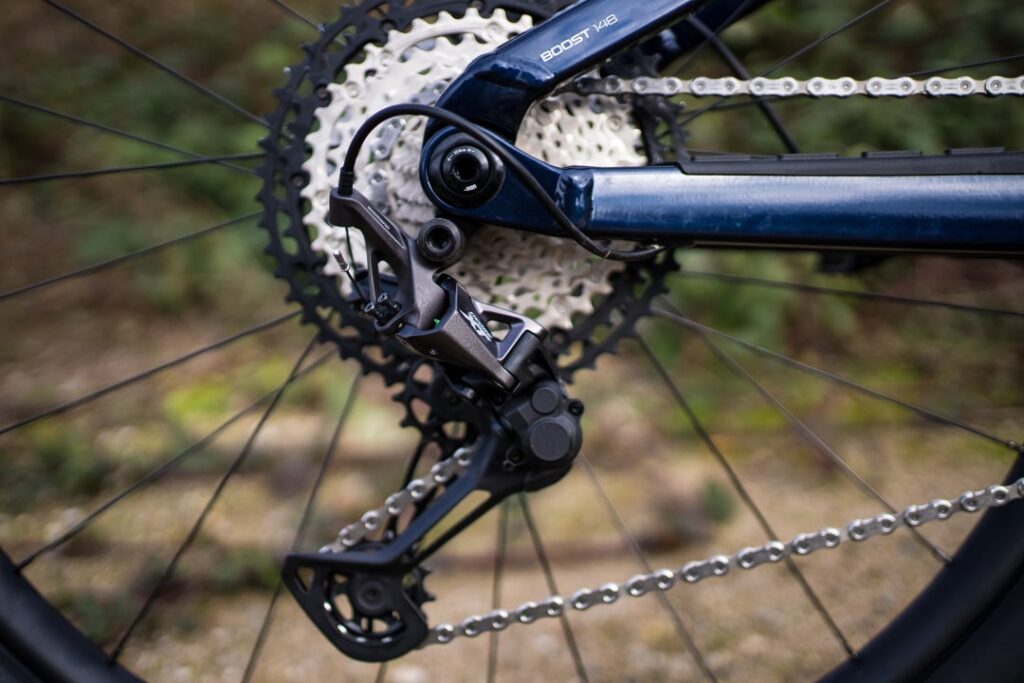 Trek Fuel EX 8 2022 mit Deore XT M8100 Schaltwerk und Kassette, Nahaufnahme des Hinterrads und der Kette.