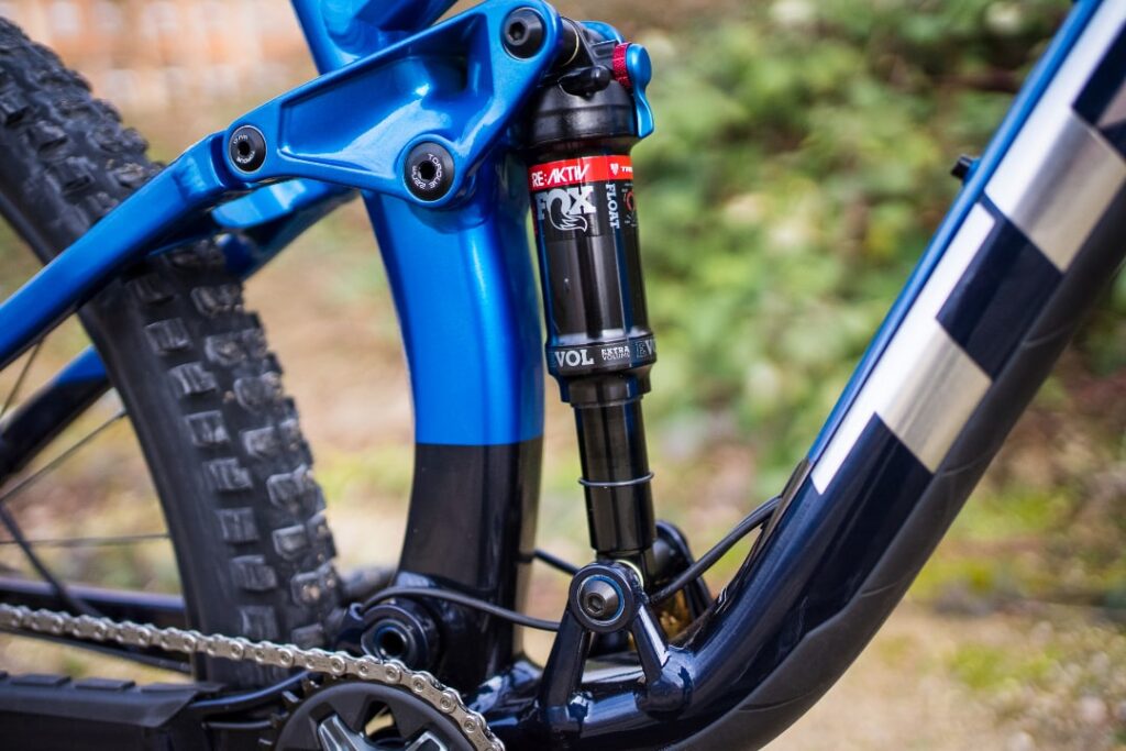 Trek Fuel EX 8 XT 2022 mit Fox Float Dämpfer, Detailansicht des Hinterbaus und der Federung.