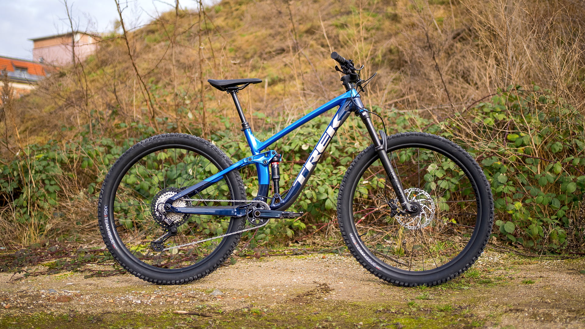 Trek Fuel EX 8 XT 2022 Mountainbike in blau vor natürlicher Kulisse, seitlich abgebildet.