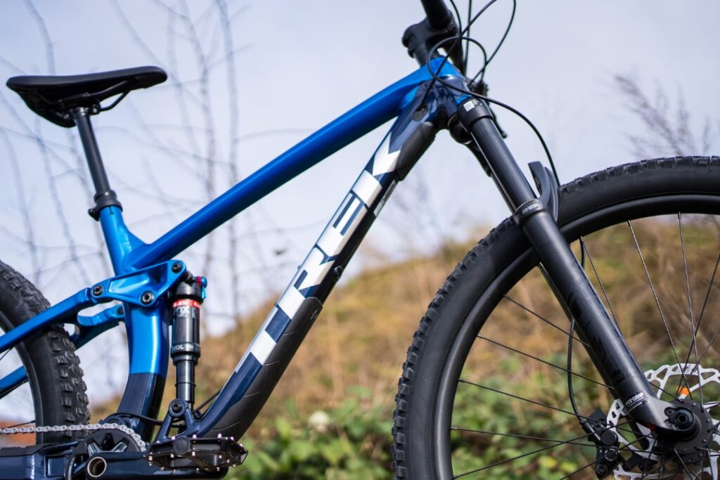 Trek Fuel EX 8 XT 2022 Rahmen in Nahaufnahme, zeigt Federung und Design im Gelände.