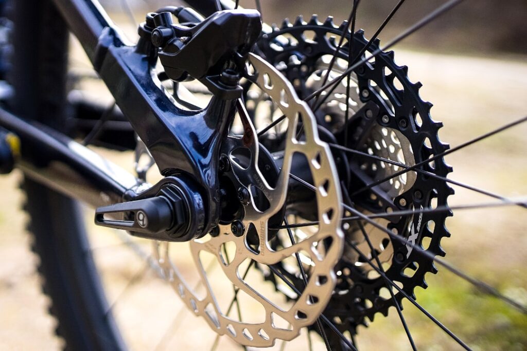 Shimano MT420 Scheibenbremse und Kassette des Trek Fuel EX 8 XT 2022 in Nahaufnahme.