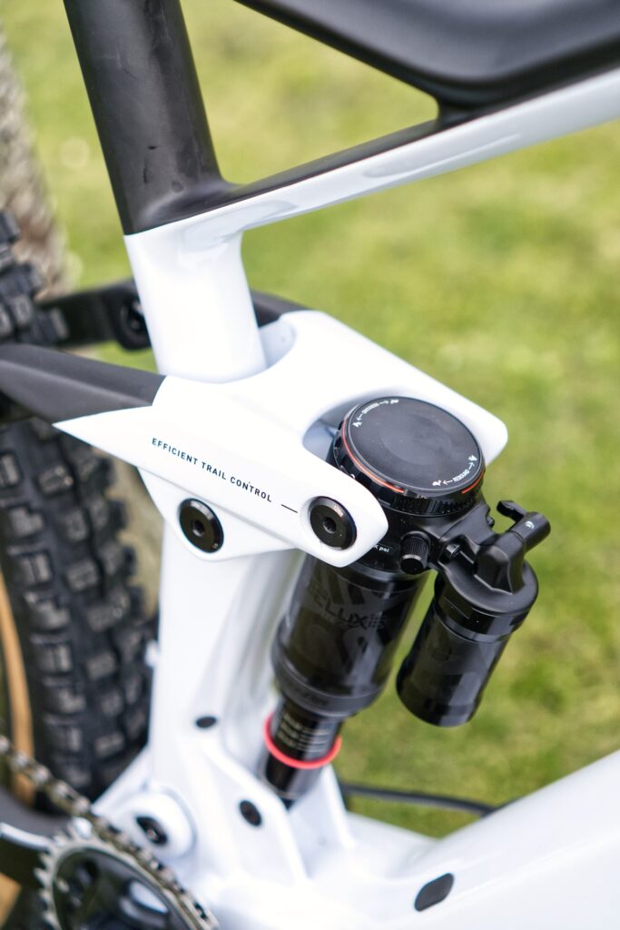 Cube Stereo 150 C:62 2022 mit RockShox-Dämpfer, optimiert für effiziente Trail-Kontrolle.