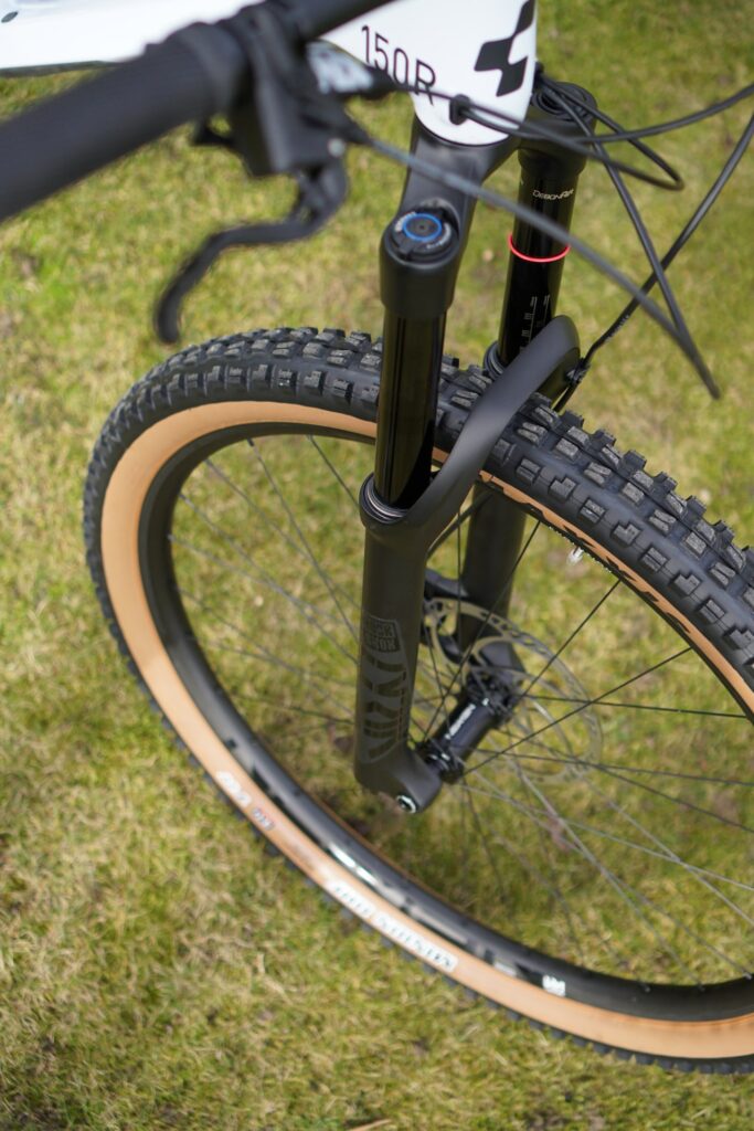 Cube Stereo 150 C:62 Race 2022 mit RockShox Lyrik Select 160 mm Federgabel, Nahaufnahme auf grünem Rasen.