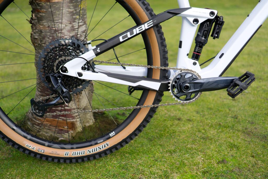 Cube Stereo 150 C:62 Race 2022 mit SRAM GX Eagle Antrieb, Detailansicht des Hinterrads und der Schaltung.