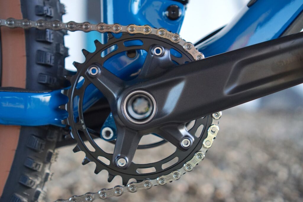 Cube Stereo 140 HPC 2022 Kurbel und Kette im Detail, Shimano FC-MT511, robuste Mountainbike-Komponenten.