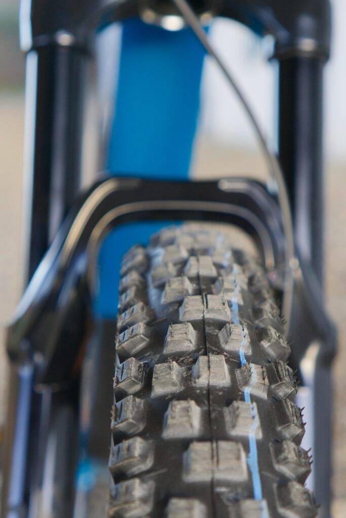 Nahaufnahme eines Cube Stereo 140 HPC Reifens mit Nobby Nic Profil, ideal für anspruchsvolle Trails.