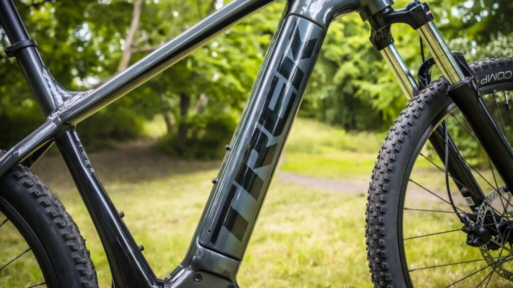 Trek Powerfly 4 625 2022 E-Bike-Rahmen mit integrierter Batterie, robustes Design für Offroad-Abenteuer im Grünen.