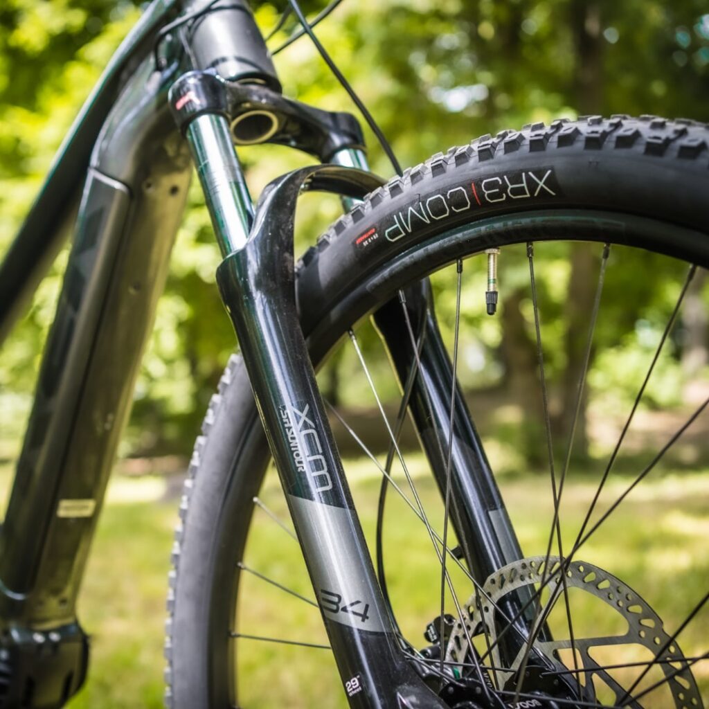 SR Suntour XCM 34 Coil Federgabel am Trek Powerfly 4 2022, Detailansicht im Grünen.