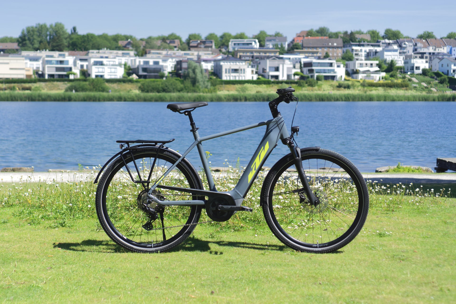 KTM Macina Sport Pro 2022 Fahrrad auf grüner Wiese