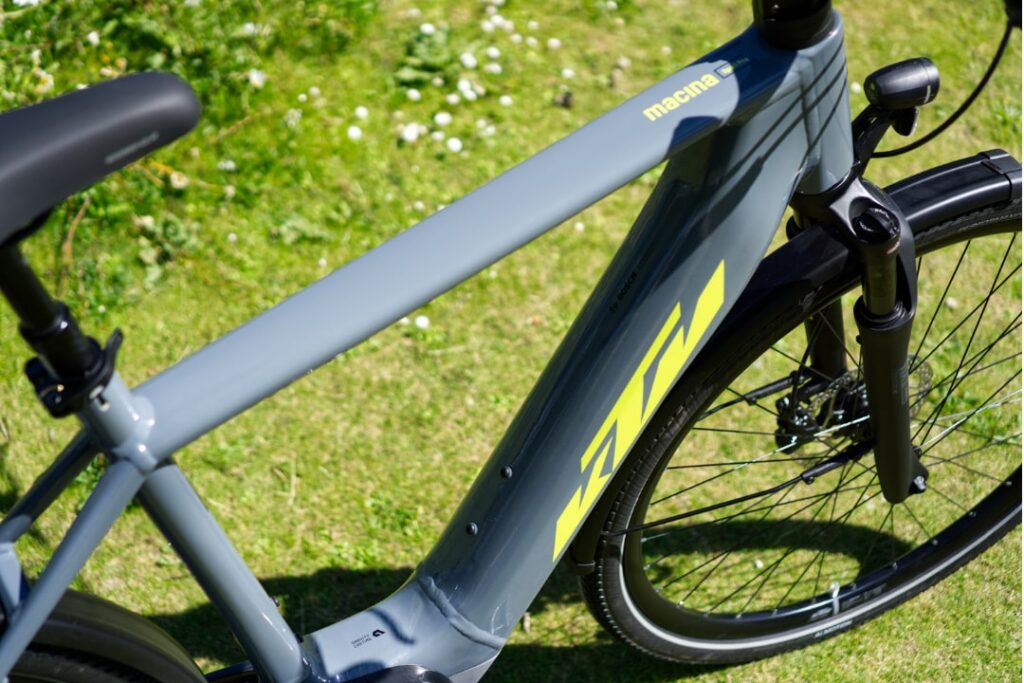 KTM Macina Sport Pro 2022 Rahmen in Nahaufnahme auf grünem Rasen, zeigt modernes Design und hochwertige Verarbeitung.