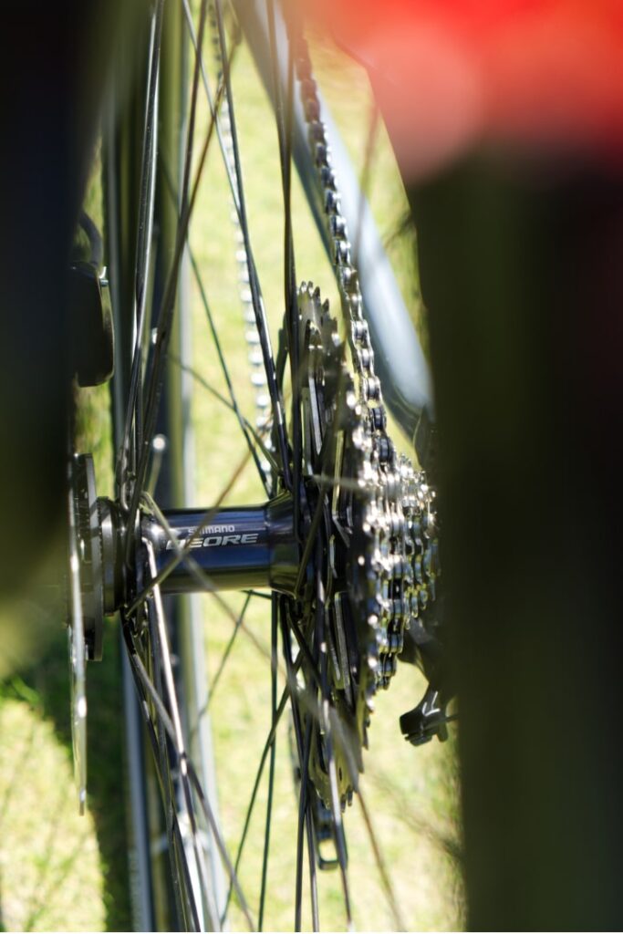 Shimano Deore Nabe und Kettenrad eines KTM Macina Sport Pro 2022, Nahaufnahme bei Sonnenschein.