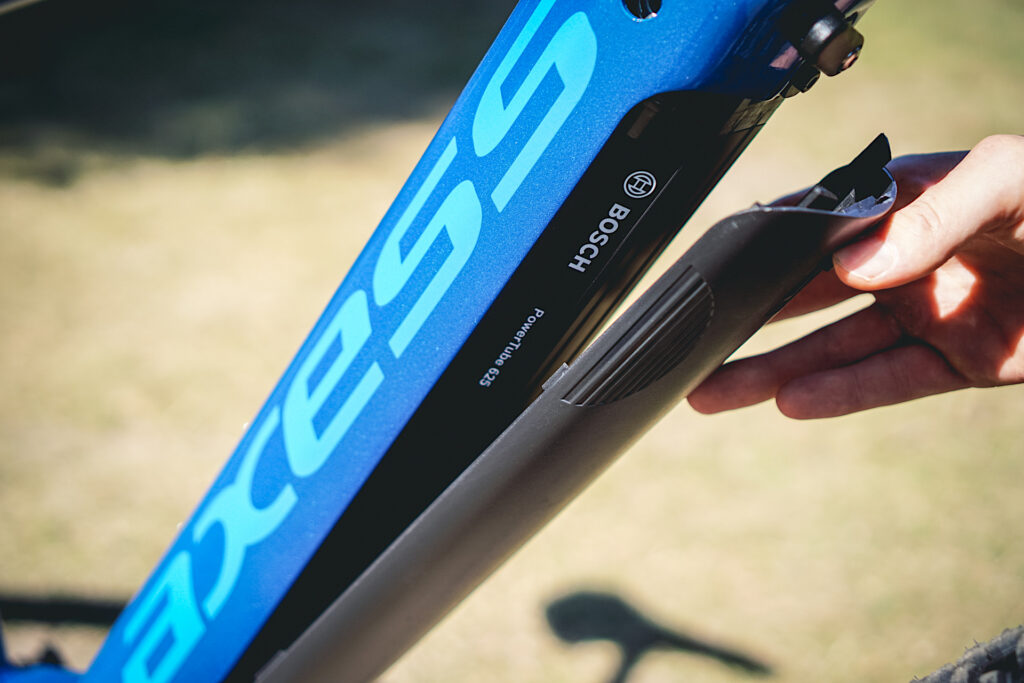 Axess Element 2022 E-Bike mit Bosch PowerTube 625 Akku, Nahaufnahme der Batterieentnahme.