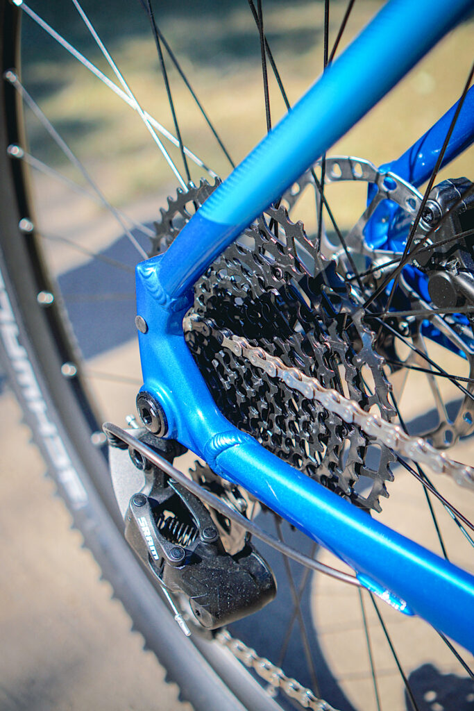 Nahaufnahme des blauen Fahrradrahmens und der Gangschaltung des Axess Element 2022.