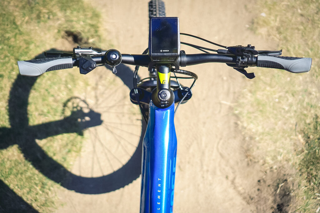 Axess Element 2022 Cockpit mit Lenker und Display auf einem sonnigen Feldweg.