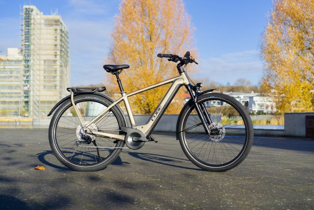 Cube Kathmandu Hybrid PRO 750 E-Bike 2023 im Freien, Herbsthintergrund, modernes Design, leistungsstark und vielseitig.