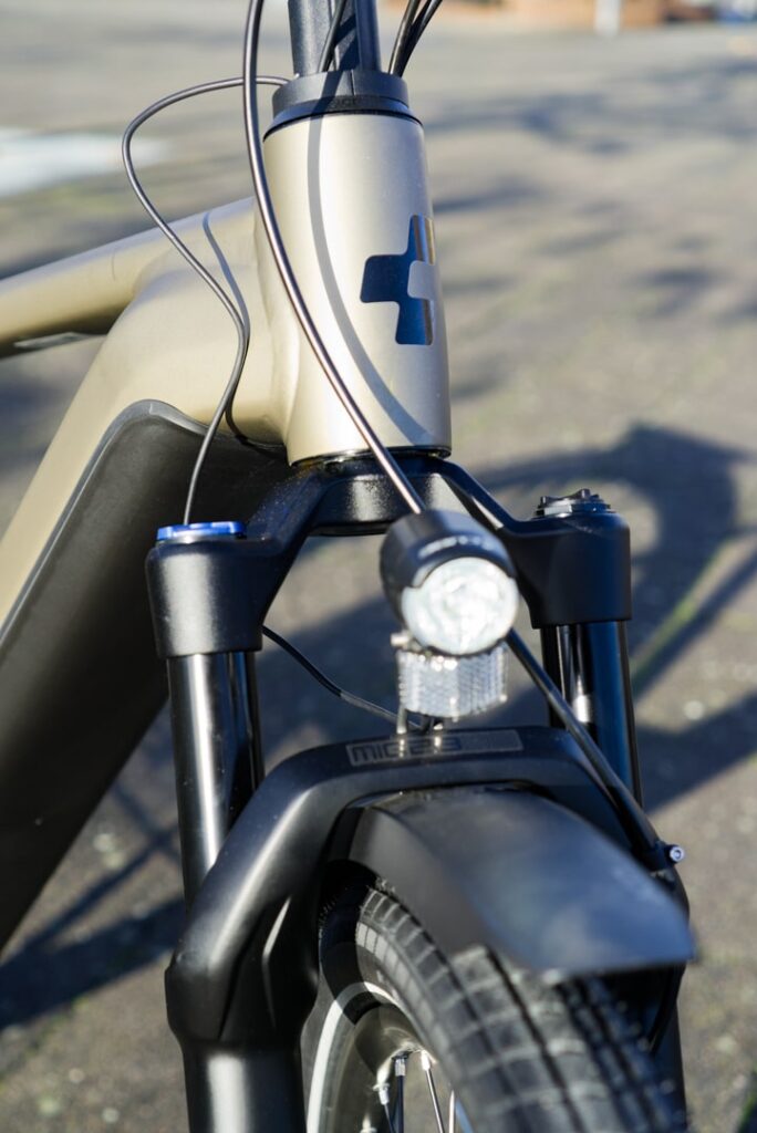 Detailansicht der Frontpartie des Cube Kathmandu Hybrid 750 mit Gabel und Scheinwerfer im Testbericht 2023.