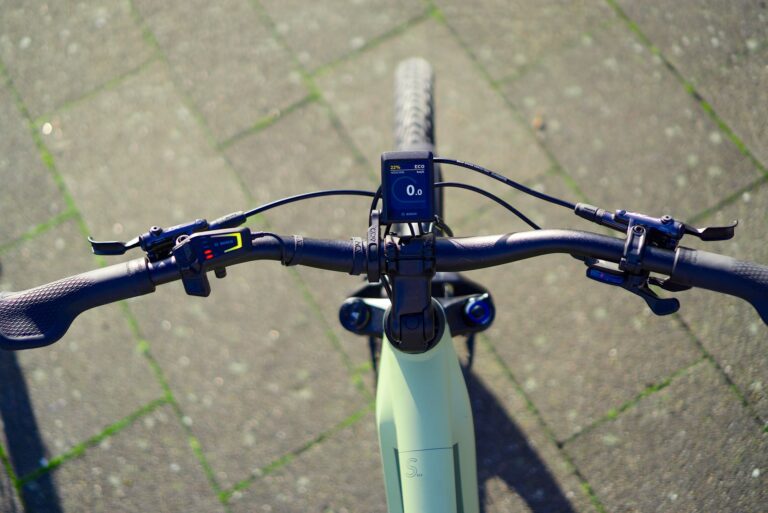 Cube Kathmandu Hybrid SLX 750 Cockpit mit Bosch-Display und Bedienelementen, Fokus auf Lenker und Steuerung.