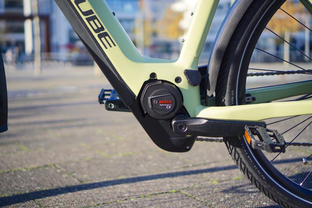 Bosch Performance CX-Motor am Cube Kathmandu Hybrid SLX 750, Detailansicht des E-Bike-Antriebs.